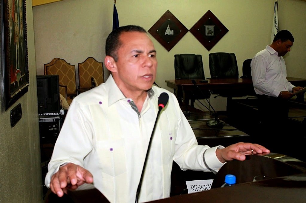 Remberto Cruz Alcalde Municipal Ofrece Palabras en el sorteo